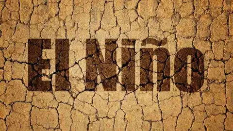 Ilustračná fotografia: popraskaná suchá pôda s nápisom El Niño, symbolizujúca extrémne sucho a klimatické zmeny spojené s týmto javom.