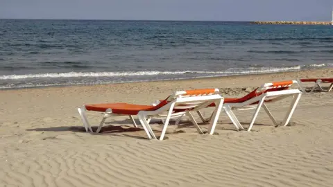 Taliani ich volajú „slnečníkoví prefíkanci“. Za tento trik na pláži teraz hrozí pokuta