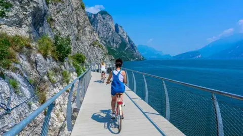 Najkrajšia cyklotrasa v Európe? Vedie nad jazerom a očarí každého