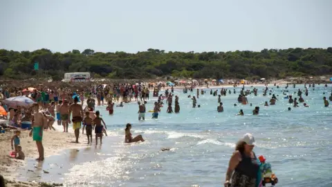 Turisti vychádzajú z vody s uhryznutím. Na obľúbenom európskom ostrove hlásia množstvo prípadov