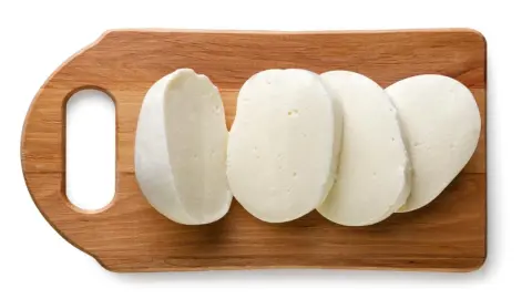 Nekupujte mozzarellu v tomto obale. Majiteľ talianskej reštaurácie vysvetľuje prečo