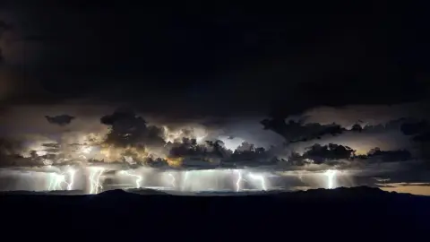 Nad týmto jazerom sa blesky objavujú takmer každú noc. Vedci už vedia, prečo