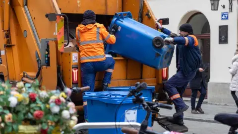 Žena omylom vyhodila žreb za milión eur. Po viac ako dni hľadania ho zachránili smetiari