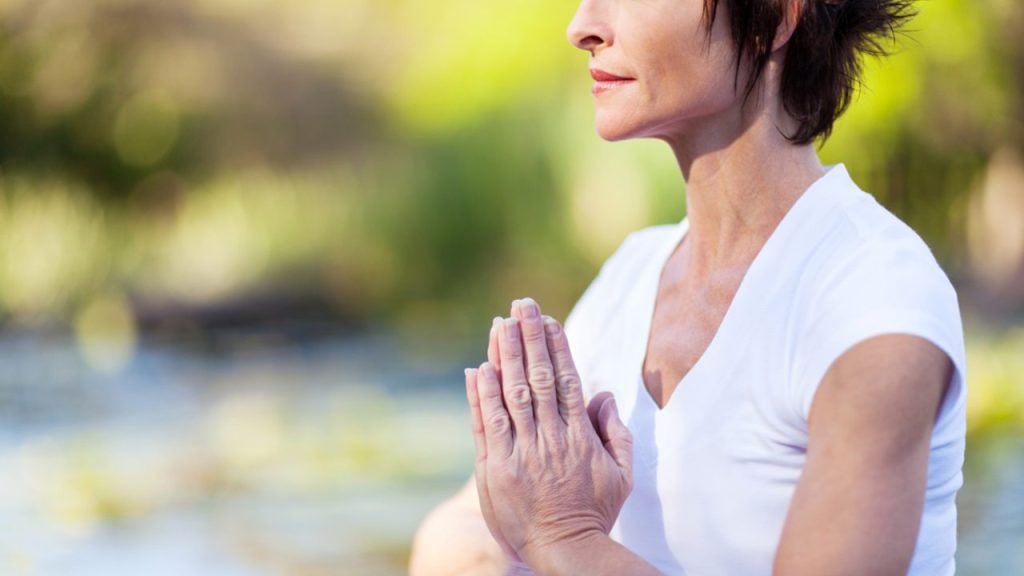 Ilustračná fotografia: Mindfulness a ďalšie techniky zamerané na zvládanie stresu môžu byť doplnkom zdravého životného štýlu. Analýza štúdií ukázala, že pravidelná prax počas niekoľkých týždňov môže prispieť aj k zníženiu krvného tlaku. Foto: michaeljung / Shutterstock