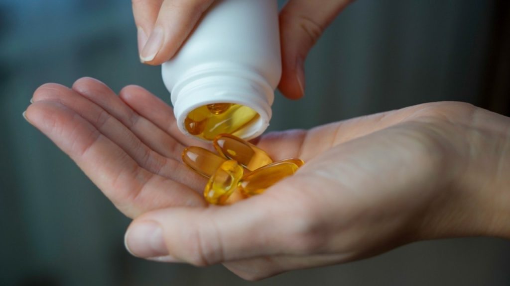 Ilustračná fotografia: Doplnky s vitamínom D sa používajú na zvýšenie jeho hladiny v organizme, pričom pri vyšších dávkach je dôležité dávkovanie konzultovať s lekárom. Foto: IvanMel / Shutterstock