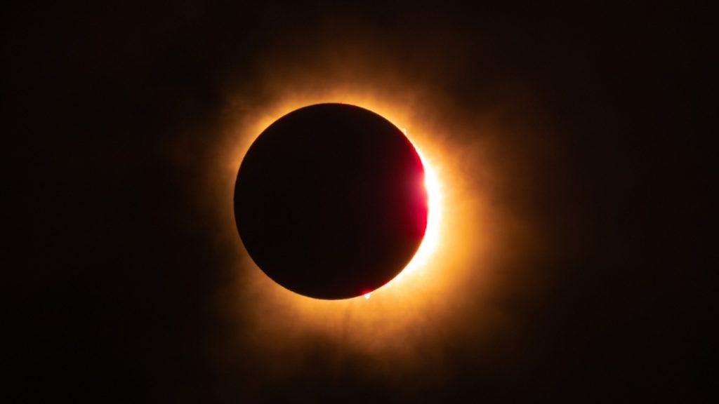 Úplné zatmenie Slnka, počas ktorého Mesiac zakryje slnečný disk a na krátky čas výrazne zmení svetelné podmienky. Foto: bodrumsurf / Shutterstock
