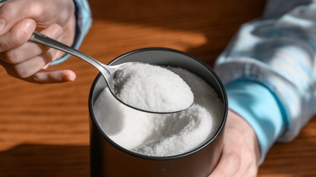 Xylitol je obľúbená náhrada cukru, ktorú nájdeme v mnohých výrobkoch bez cukru. Nová analýza však spája jeho vyššie hladiny v krvi s vyšším kardiovaskulárnym rizikom. Foto: PawelKacperek / Shutterstock