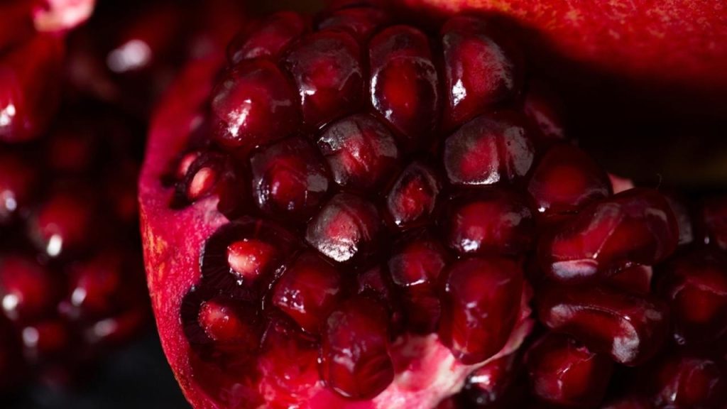 Ilustračná fotografia: Granátové jablko je bohaté na polyfenoly a ďalšie rastlinné látky s antioxidačnými vlastnosťami. Neurológ ho odporúča zaradiť do pestrej stravy podporujúcej zdravie mozgu najmä po päťdesiatke. Foto: Jess Gregg / Shutterstock