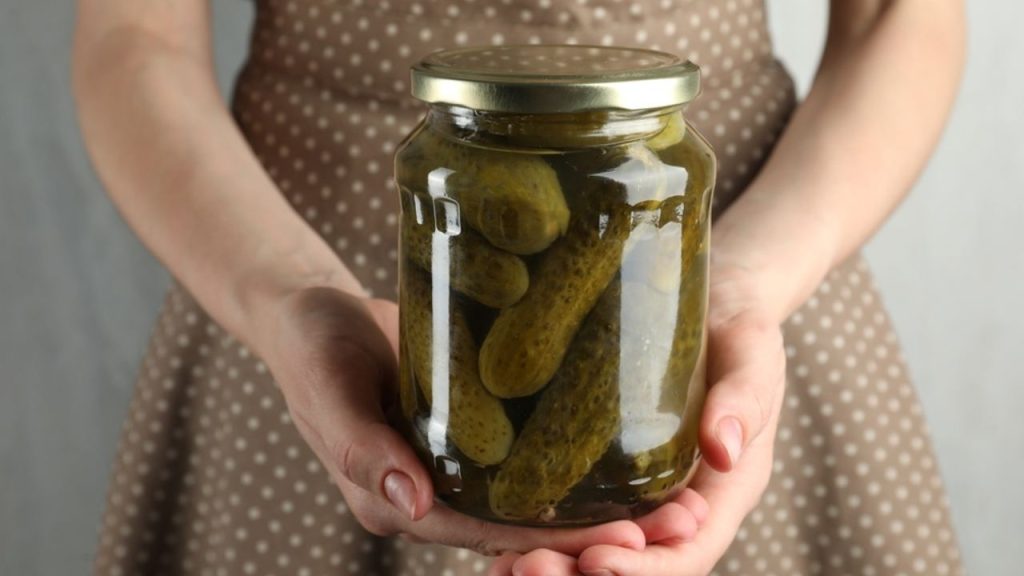 Ilustračná fotografia: Prirodzene fermentované a nepasterizované uhorky môžu obsahovať živé mikroorganizmy, ktoré sú súčasťou stravy podporujúcej črevný mikrobióm. Foto: New Africa / Shutterstock