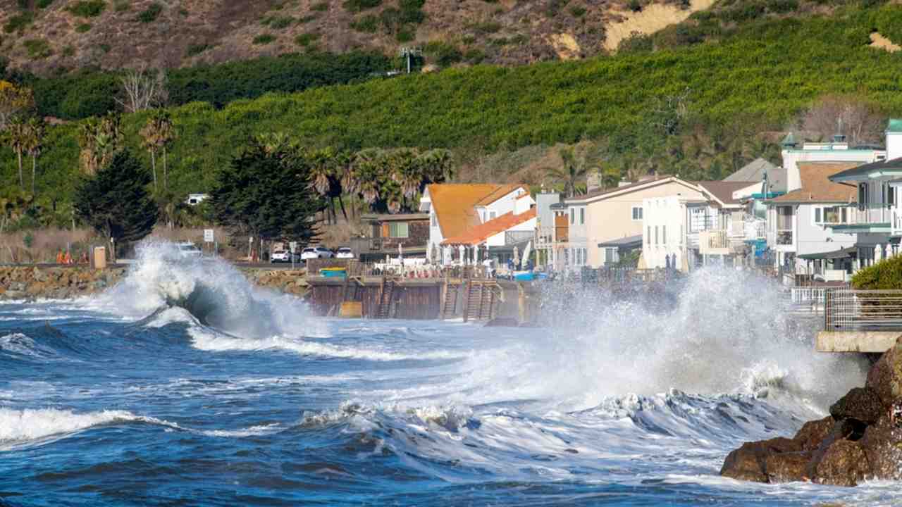 Ilustračná fotografia: Vysoký príliv a vlny narážajúce na pobrežie Mondo’s Cove Beach v Kalifornii. Zvýšená hladina mora môže počas prílivov a búrok výrazne zvýšiť riziko pobrežných záplav. Foto: Robert V Schwemmer / Shutterstock