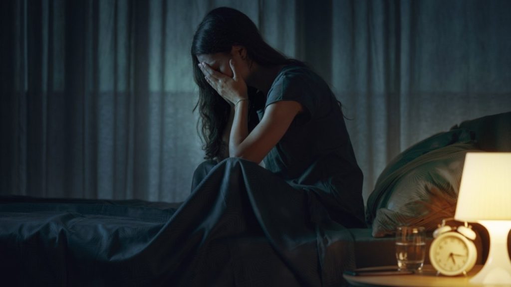 Ilustračná fotografia: Opakované prebúdzanie uprostred noci môže súvisieť so stresom, nespavosťou, životným štýlom či hormonálnymi zmenami a pri dlhodobých ťažkostiach si zaslúži pozornosť. Foto: Stock-Asso / Shutterstock