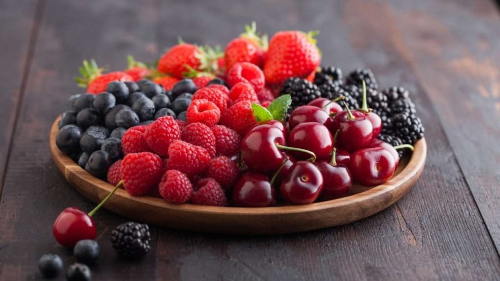 Ilustračná fotografia: Tmavé bobuľové ovocie, ako sú čučoriedky, maliny či černice, je bohaté na flavonoidy a ďalšie rastlinné látky, ktoré sa skúmajú v súvislosti so zdravím mozgu a zdravým starnutím. Foto: DenisMArt / Shutterstock