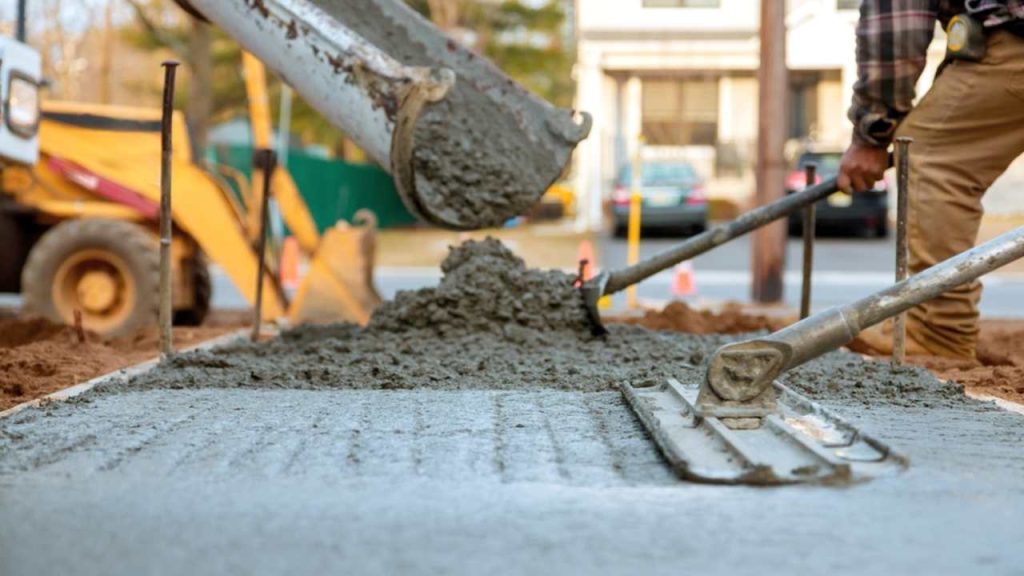 Ilustračná fotografia: Vedci skúmajú možnosti, ako nahradiť časť cementu v betóne alternatívnymi materiálmi. V experimente s biouhlím vyrobeným z ľudského fekálneho kalu sa pevnosť v ohybe jednej zo zmesí zvýšila až o 42 percent. Foto: ungvar / Shutterstock