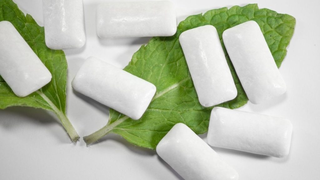 Ilustračná fotografia: Xylitol sa často používa v žuvačkách bez cukru. Nová analýza však upozorňuje na možnú súvislosť medzi jeho vyššími hladinami v krvi a kardiovaskulárnym rizikom. Foto: PawelKacperek / Shutterstock