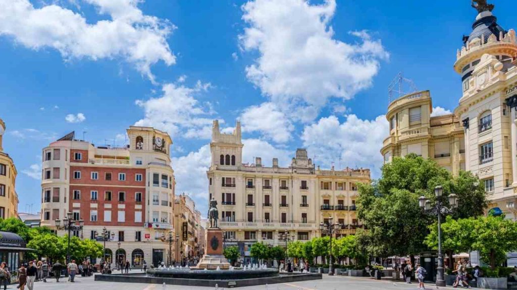 Ilustračná fotografia: Námestie Plaza de las Tendillas v historickom centre španielskej Córdoby. Andalúzske mesto sa umiestnilo na prvom mieste rebríčka destinácií, ktoré sú ideálne na objavovanie pešo. Foto: PhotoFires / Shutterstock.com