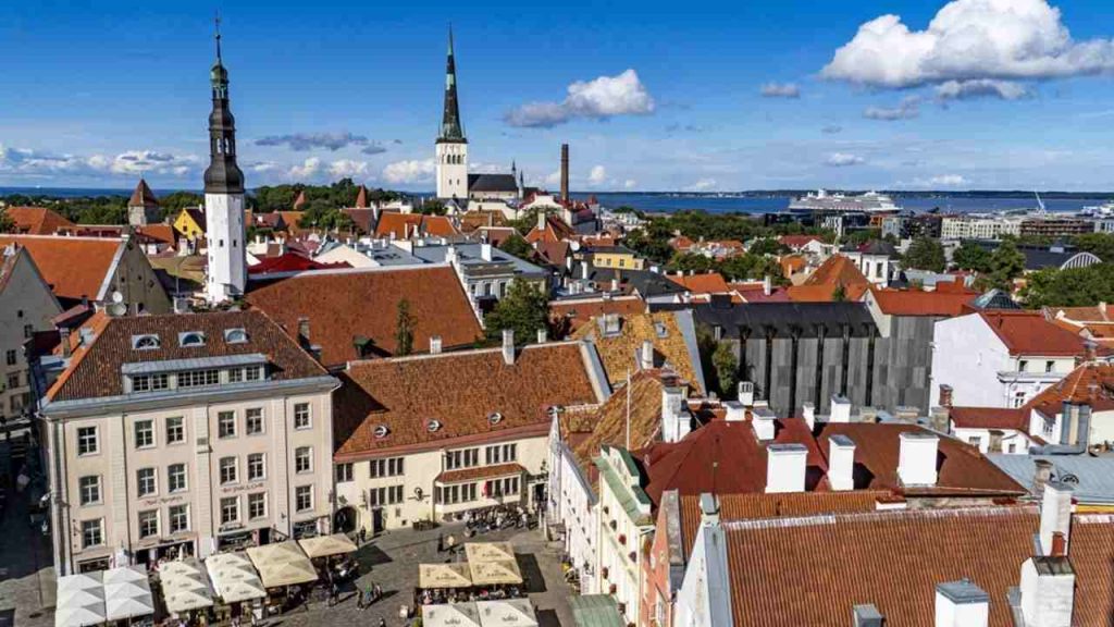Ilustračná fotografia: Historické centrum Tallinnu, hlavného mesta Estónska. Estónsko sa v rebríčku Global Relocation Index 2026 umiestnilo na prvom mieste medzi najlepšie hodnotenými krajinami na život. Foto: Fabio Mauri / Shutterstock.com
