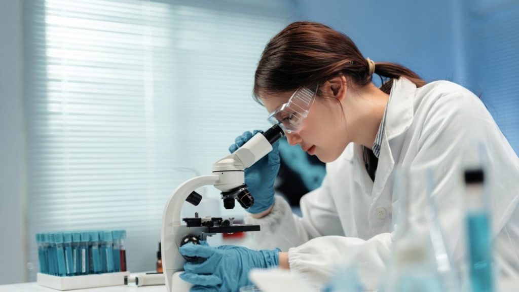 Ilustračná fotografia: Laboratórna analýza vzoriek môže odhaliť genetické stopy súvisiace s nádorovým ochorením. Nový test skúma vo vzorke moču fragmenty DNA spojené s rakovinou močového mechúra. Foto: Premreuthai / Shutterstock