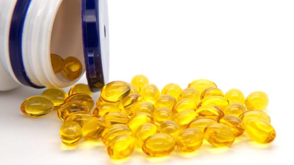 Ilustračná fotografia: Vitamín D3 sa bežne užíva vo forme výživových doplnkov. Nová štúdia skúmala, či môže cielene upravované dávkovanie podľa krvných testov ovplyvniť riziko ďalšieho infarktu. Foto: SpotLuda / Shutterstock