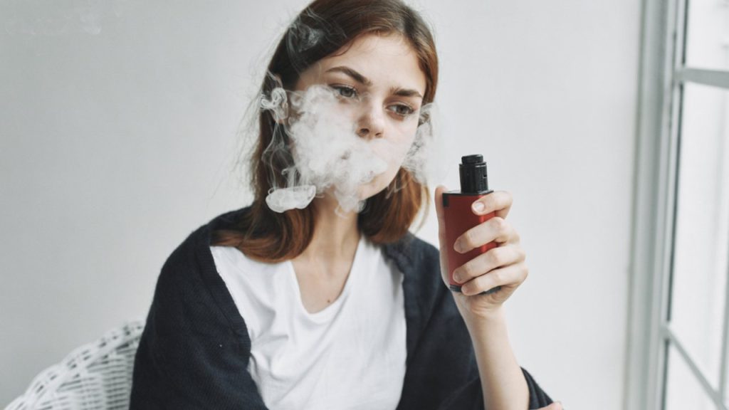 Ilustračná fotografia: Používanie e-cigarety v domácnosti môže vystaviť aerosólu aj ďalších členov rodiny. Nová štúdia zistila súvislosť medzi domácim vapovaním a častejšími exacerbáciami astmy u detí, ktoré týmto ochorením už trpia. Foto: ShotPrime Studio / Shutterstock