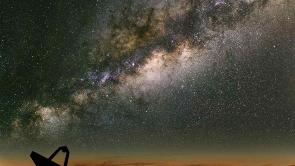 Ilustračná fotografia: Rádioteleskopy umožňujú astronómom pátrať po úzkopásmových rádiových signáloch, ktoré by mohli predstavovať technosignatúry vzdialených civilizácií. Rozlíšiť ich od pozemského rušenia však zostáva mimoriadne náročné. Foto: MarcelClemens / Shutterstock