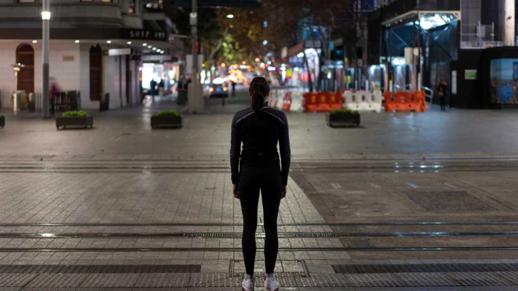 Ilustračná fotografia: Osamelý človek na ulici v austrálskom Sydney. Pocit, že nás niekto pozoruje, môže vzniknúť aj bez skutočného cudzieho pohľadu. Mozog totiž neustále vyhodnocuje nenápadné signály z okolia a niekedy ich môže nesprávne interpretovať ako prítomnosť ďalšej osoby. Foto: ENeems / Shutterstock.com