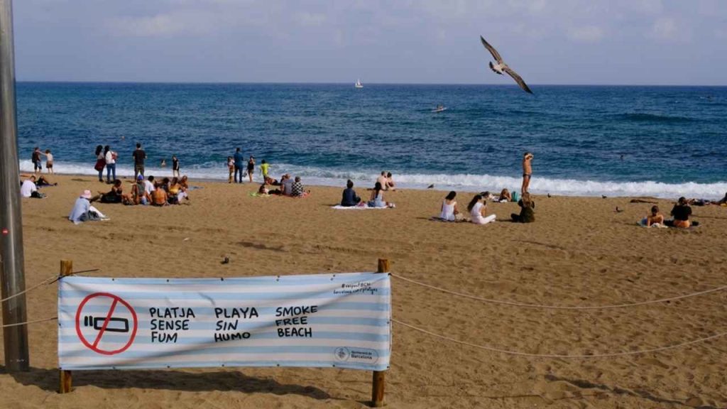 Ilustračná fotografia: Pláž v španielskej Barcelone označená ako zóna bez fajčenia. Podobné pravidlá zaviedli aj v meste La Laguna na ostrove Tenerife, kde je na vybraných plážach a prírodných kúpaliskách zakázané fajčiť. Nové nariadenie má chrániť životné prostredie a zabezpečiť príjemnejší oddych návštevníkov. Foto: Alexandros Michailidis / Shutterstock.com