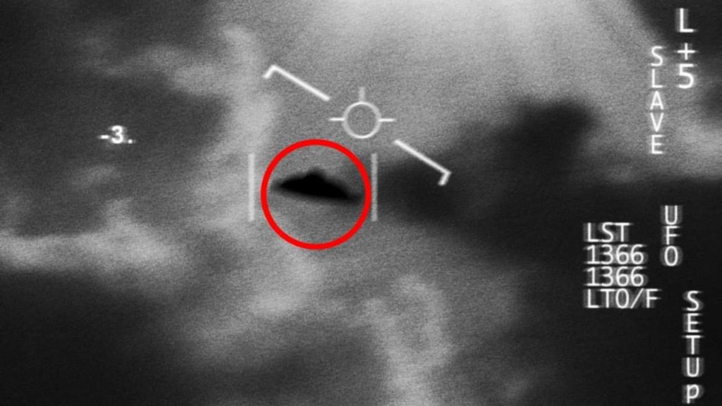 Ilustračná fotografia: Čiernobiely záber pripomínajúci záznam z nočného sledovania neidentifikovaného lietajúceho objektu (UFO). Bývalý predstaviteľ Pentagonu Jay Stratton tvrdí, že americká vláda a obranné spoločnosti vlastnia objekty neľudského pôvodu a skúmajú ich technológiu. Jeho tvrdenia však zatiaľ neboli nezávisle potvrdené. Foto: PeopleImages / Ilustračná fotografia: Čiernobiely záber pripomínajúci záznam z nočného sledovania neidentifikovaného lietajúceho objektu (UFO). Bývalý predstaviteľ Pentagonu Jay Stratton tvrdí, že americká vláda a obranné spoločnosti vlastnia objekty neľudského pôvodu a skúmajú ich technológiu. Jeho tvrdenia však zatiaľ neboli nezávisle potvrdené. Foto: PeopleImages / Shutterstock