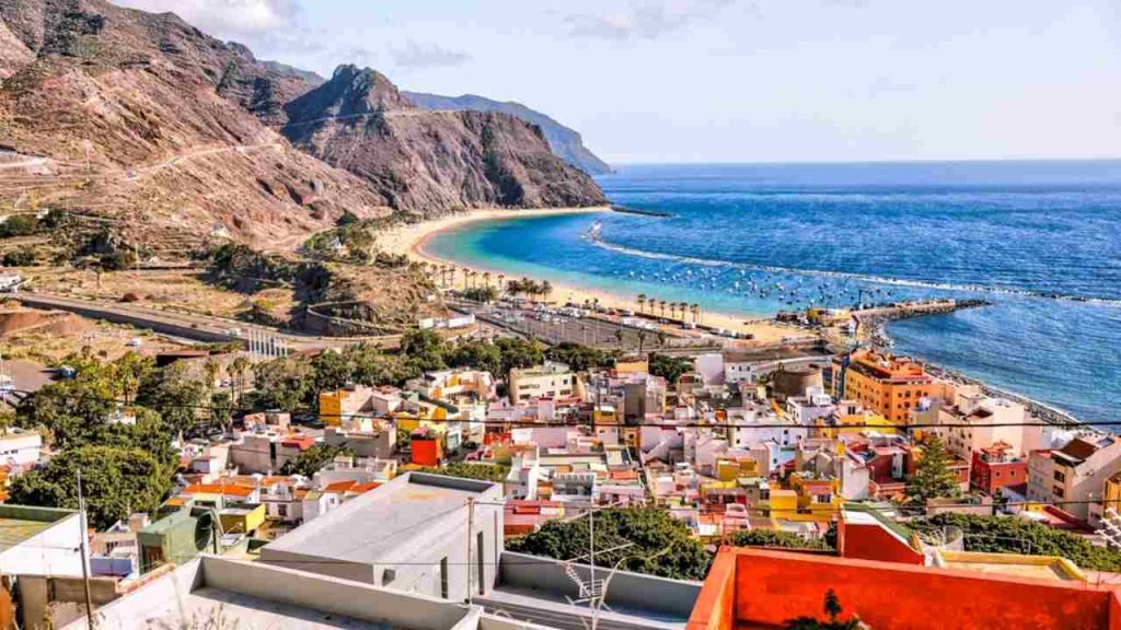 Ilustračná fotografia: Pohľad na farebnú zástavbu mestečka San Andrés a pobrežie v oblasti pláže Las Teresitas na španielskom ostrove Tenerife. V neďalekom meste La Laguna zaviedli nové pravidlá pre pláže a prírodné kúpaliská vrátane zákazu fajčenia, stanovania a rušivej hlasnej hudby. Za závažné porušenia hrozia pokuty až do výšky 3 000 eur. Foto: Todamo / Shutterstock