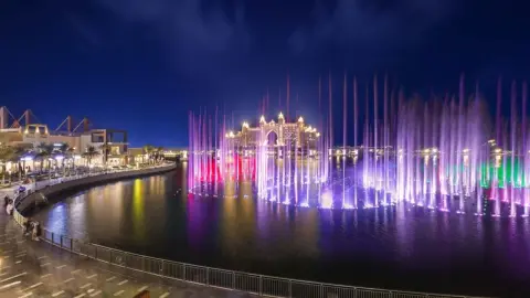 Dubajská fontána The Palm Fountain na ostrove Palm Jumeirah bola kedysi najväčšou fontánou sveta. Jej rekord prekonala nová fontána v irackom Bagdade. Foto: Asifgraphy / Shutterstock.