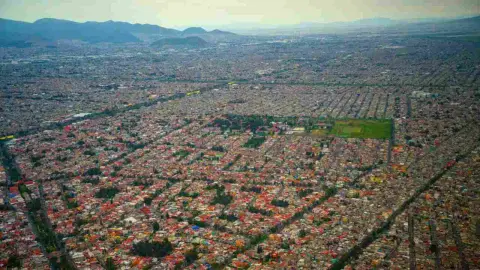 Ilustračná fotografia: Letecký pohľad na husto zastavané hlavné mesto Mexika, Ciudad de México. Nová satelitná štúdia odhalila, že v niektorých častiach tejto metropoly klesá zemský povrch až o 21,7 centimetra ročne. Ide o lokálne hodnoty, nie o rovnomerné prepadávanie celého mesta. Foto: NayaDadara / Shutterstock