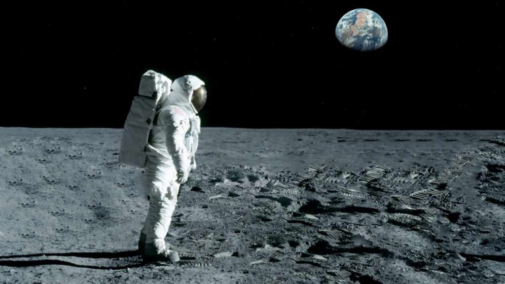 Ilustračná fotografia: Detail mesačného povrchu so stopami astronautov v jemnom mesačnom prachu. Nový vedecký výskum odhalil viac ako 10 000 relatívne mladých zlomových útvarov, ktoré môžu súvisieť s mesiacotraseniami. Tie predstavujú potenciálne riziko pre budúce pilotované misie a výstavbu lunárnych základní. Foto: Artsiom P / Shutterstock