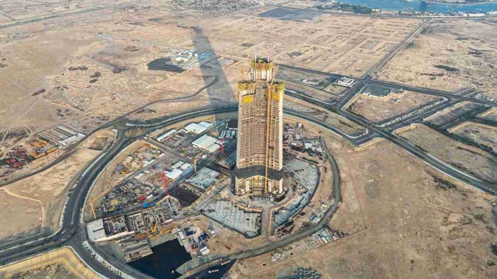 Ilustračná fotografia: Jeddah Tower vo výstavbe v saudskoarabskej Džidde v apríli 2025. Po dokončení má ako prvý mrakodrap na svete prekonať výšku jedného kilometra a získať titul najvyššej budovy planéty. Foto: Ayman Zaid / Shutterstock.com