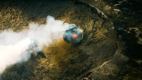 Ilustračná fotografia: Detail lávového poľa sopky Kīlauea na Havaji s charakteristickými štruktúrami stuhnutej lávy. Vedci nedávno zaznamenali pod touto aktívnou sopkou presun magmy, približne 130 zemetrasení a vznik nových prasklín v zemskom povrchu. Foto: Jia Nas / Shutterstock