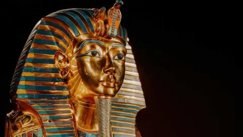 Ilustračná fotografia: Zlatá pohrebná maska faraóna Tutanchamóna vystavená v múzeu v egyptskej Káhire. Nový archeologický výskum lebiek starých približne 5 000 rokov naznačuje, že v období prvých egyptských dynastií mohli byť služobníci rituálne zabíjaní, aby svojich panovníkov sprevádzali do posmrtného života. Foto: Stock Holm / Shutterstock.com