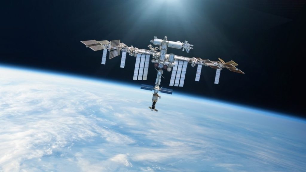Ilustračná fotografia: Pohľad na Zem z obežnej dráhy Medzinárodnej vesmírnej stanice (ISS). Keď stanica prelieta nad odľahlou oblasťou Point Nemo v južnom Tichom oceáne, astronauti na jej palube môžu byť k tomuto miestu bližšie než ktorýkoľvek človek na pevnine. Najbližšia súš je totiž vzdialená približne 2 688 kilometrov. Foto: Dima Zel / Shutterstock