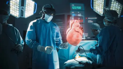 Ilustračná fotografia: Chirurgický tím počas operácie srdca na modernej operačnej sále. Nový výskum naznačuje, že transplantované srdce sa môže biologicky prispôsobovať veku príjemcu, pričom staršie orgány v mladších telách vykazovali známky biologického omladenia. Foto: Gorodenkoff / Shutterstock