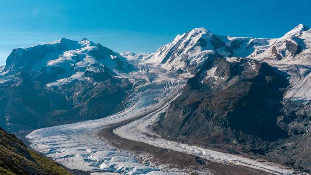 Ilustračná fotografia: Gorner Glacier vo švajčiarskych Alpách s vrcholmi Monte Rosa a Breithorn. Švajčiarske ľadovce za posledných päť rokov stratili takmer pätinu svojho objemu a ich ústup výrazne mení alpskú krajinu. Foto: Vunav / Shutterstock