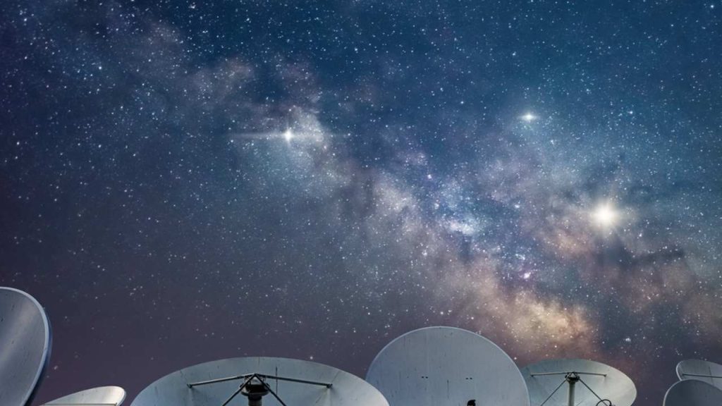 Ilustračná fotografia: Rádiové antény nasmerované na hviezdnu oblohu s viditeľnou Mliečnou cestou. Astronómovia pomocou rádioteleskopov zachytávajú krátke rádiové záblesky z hlbokého vesmíru. Najvzdialenejší doteraz lokalizovaný signál FRB 20240304B putoval k Zemi viac než 10 miliárd rokov. Foto: shitao / Shutterstock