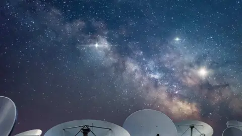 Ilustračná fotografia: Rádiové antény nasmerované na hviezdnu oblohu s viditeľnou Mliečnou cestou. Astronómovia pomocou rádioteleskopov zachytávajú krátke rádiové záblesky z hlbokého vesmíru. Najvzdialenejší doteraz lokalizovaný signál FRB 20240304B putoval k Zemi viac než 10 miliárd rokov. Foto: shitao / Shutterstock
