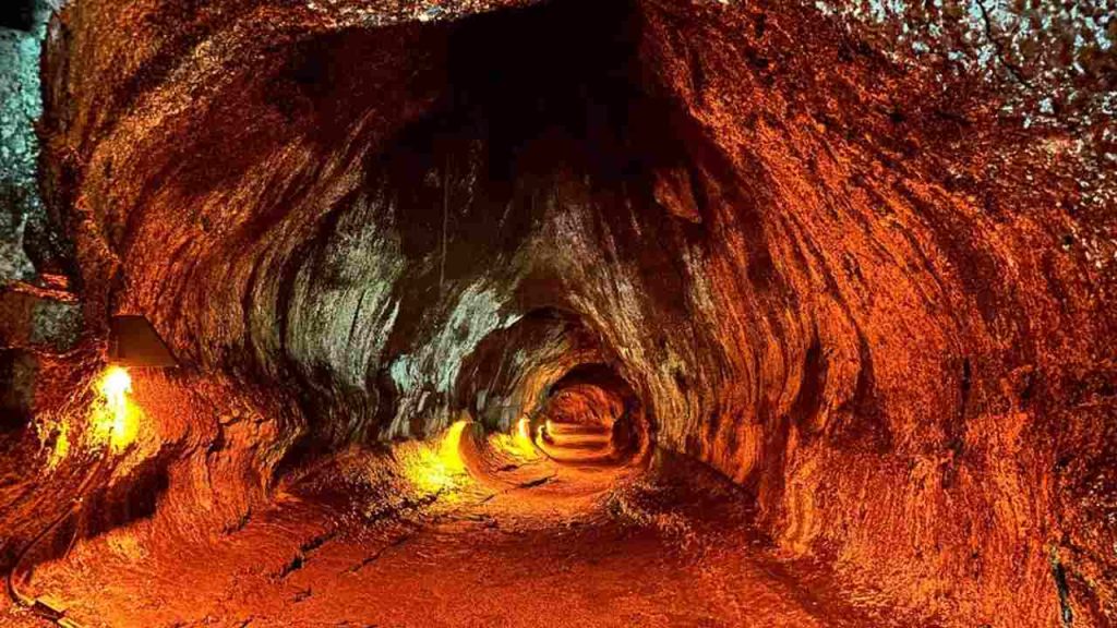 Ilustračná fotografia: Vnútro lávového tunela vytvoreného dávnou sopečnou činnosťou. Podobné podzemné dutiny sa môžu nachádzať aj pod povrchom Mesiaca. NASA chce v rámci projektu GIMLI preskúmať záhadný otvor v oblasti Marius Hills a overiť, či vedie do rozsiahleho lávového tunela, ktorý by v budúcnosti mohol poskytovať prirodzenú ochranu astronautom. Foto: Haeree Park / Shutterstock.com
