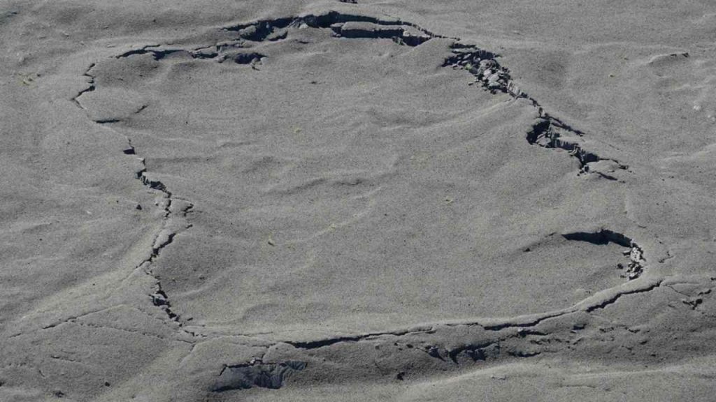 Ilustračná fotografia: Detail lávového poľa sopky Kīlauea na Havaji s charakteristickými štruktúrami stuhnutej lávy. Vedci nedávno zaznamenali pod touto aktívnou sopkou presun magmy, približne 130 zemetrasení a vznik nových prasklín v zemskom povrchu. Foto: Jia Nas / Shutterstock